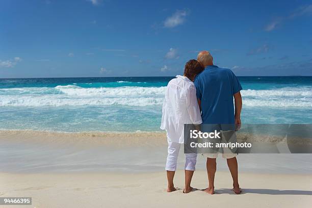 Foto de Backview De Casal Sênior Com Vista Para O Mar e mais fotos de stock de 60 Anos - 60 Anos, 70 anos, Adulto