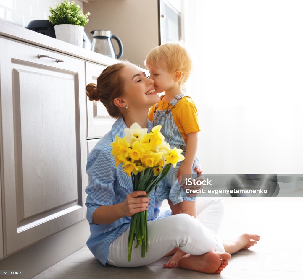heureuse fête des mères ! fils de bébé donne flowersfor mère en vacances - Photo de Enfant libre de droits