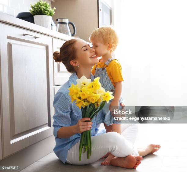 Photo libre de droit de Heureuse Fête Des Mères  Fils De Bébé Donne Flowersfor Mère En Vacances banque d'images et plus d'images libres de droit de Enfant