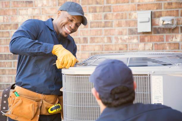 equipo multiétnico de reparadores de aire acondicionado de cuello azul en el trabajo. - air condition fotografías e imágenes de stock