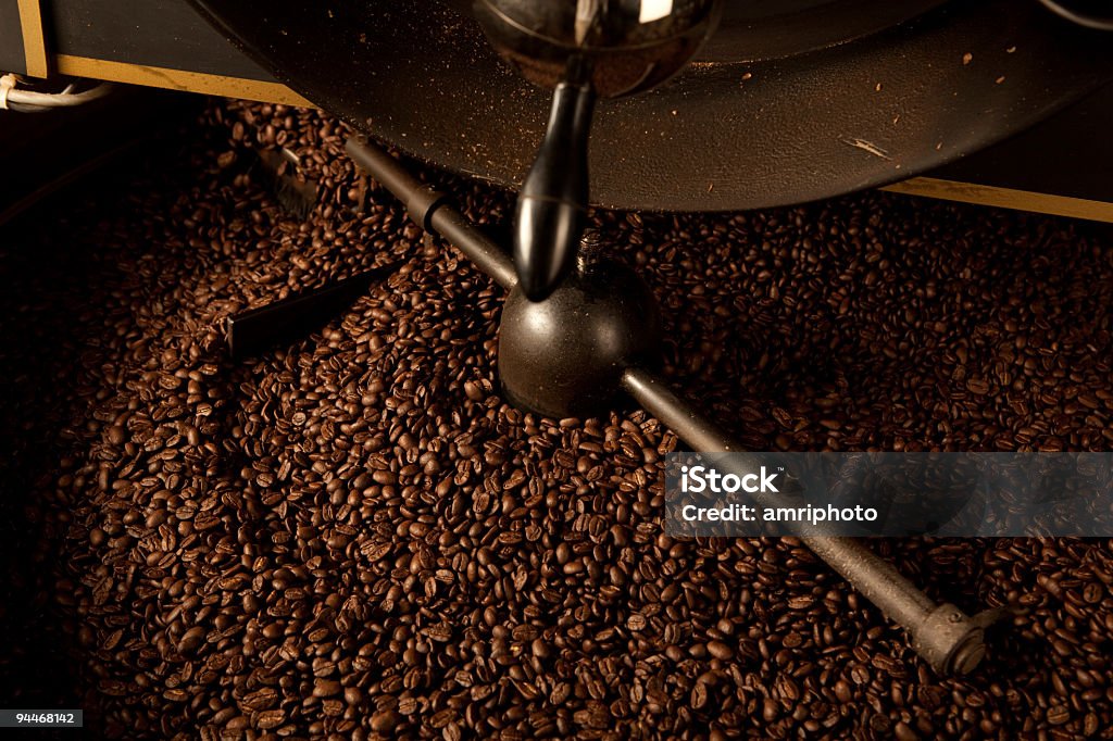 coffee beans в Старый roaster - Стоковые фото Machinery роялти-фри