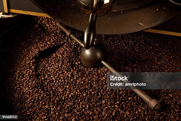 Coffee Beans В Старый Roaster — стоковые фотографии и другие картинки Machinery - Machinery, Без людей, В помещении