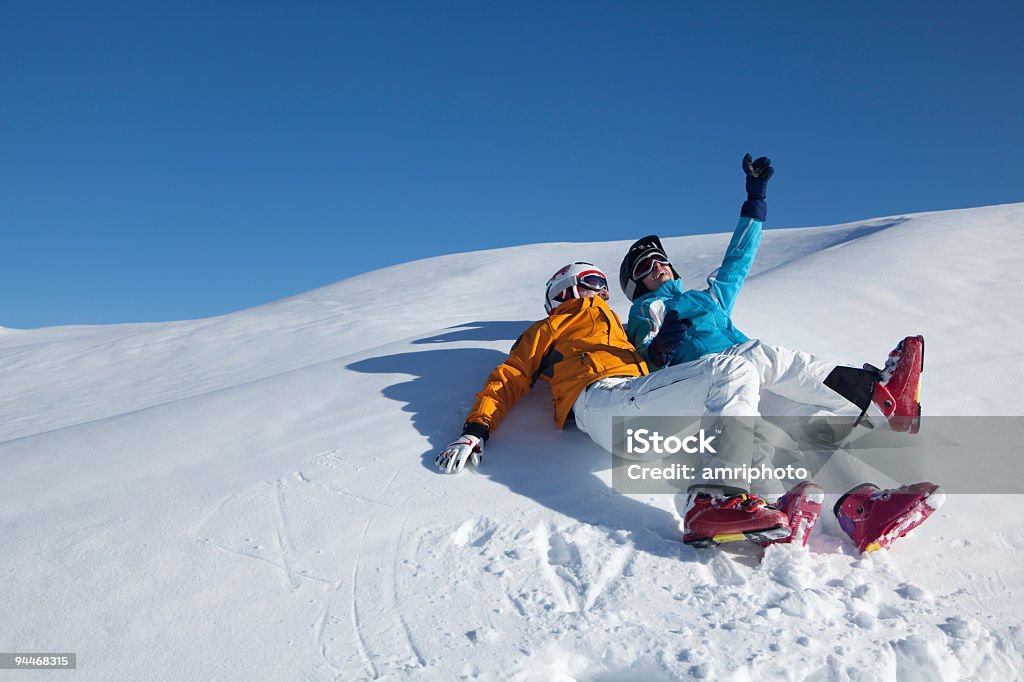 couple s'amuser dans la neige - Photo de Adulte libre de droits