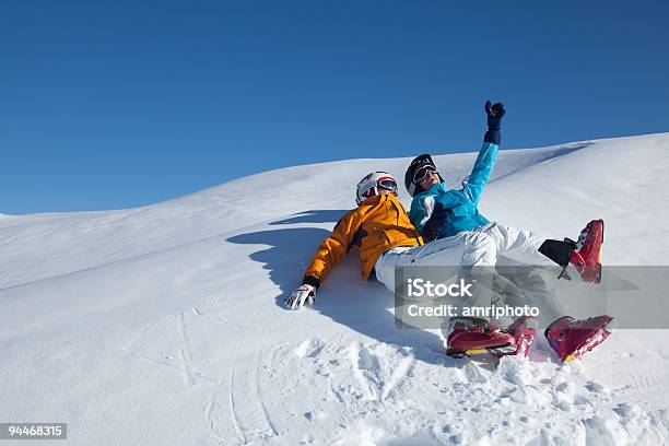 Photo libre de droit de Couple Samuser Dans La Neige banque d'images et plus d'images libres de droit de Adulte - Adulte, Alpes européennes, Autriche