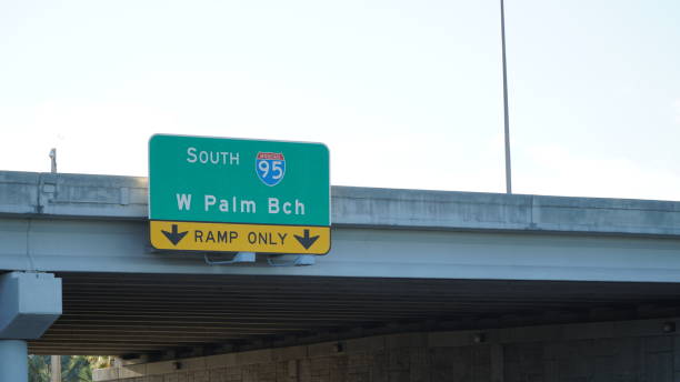 i-95 south ortseingangsschild - west palm beach, florida - interstate 95 stock-fotos und bilder