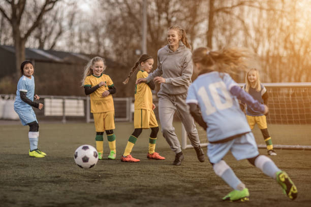 giovane bionda donna allenatore di calcio e la sua squadra di calcio ragazza - strategy coach soccer digital tablet foto e immagini stock