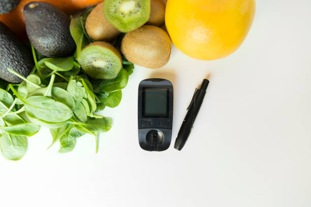 diabetes-monitor, diät und gesunde ernährung ernährungs-konzept mit sauberen früchte und gemüse mit diabetischen mess-tool-kit - nutritional analysis stock-fotos und bilder