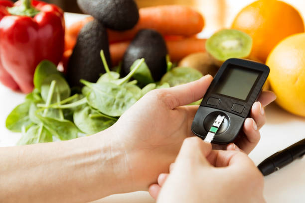 diabetes-monitor, diät und gesunde ernährung ernährungs-konzept mit sauberen früchte und gemüse mit diabetischen mess-tool-kit - nutritional analysis stock-fotos und bilder