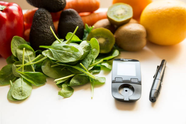 diabetes-monitor, diät und gesunde ernährung ernährungs-konzept mit sauberen früchte und gemüse mit diabetischen mess-tool-kit - nutritional analysis stock-fotos und bilder