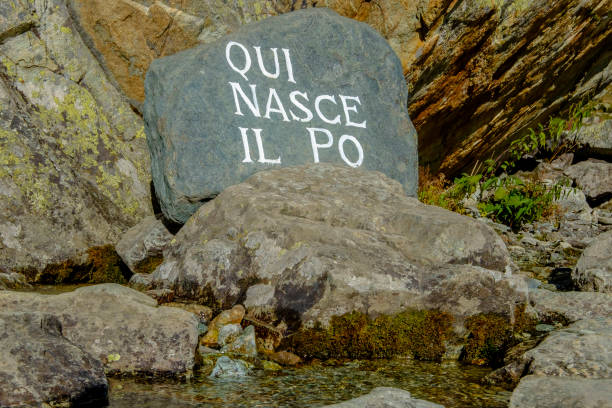 jak napisano na kamieniu, jest to źródło po, najdłuższej włoskiej rzeki. pian del re, górna dolina po, piemont, północne włochy - alp descent zdjęcia i obrazy z banku zdjęć