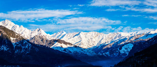 vue de dessus de l’himalaya avec les rayons du soleil - remote alp snow glacier photos et images de collection