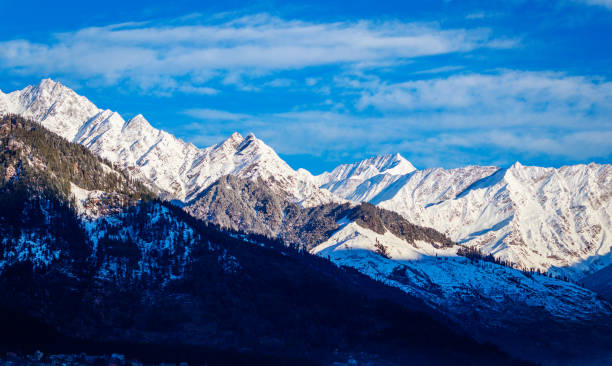 vue de dessus de l’himalaya avec les rayons du soleil - remote alp snow glacier photos et images de collection