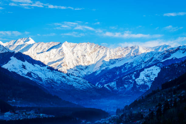 vue de dessus de l’himalaya avec les rayons du soleil - remote alp snow glacier photos et images de collection