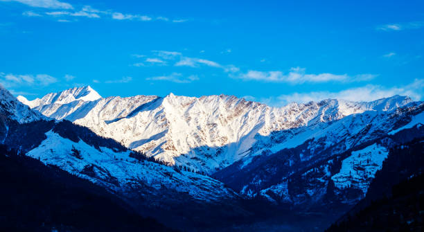 vue de dessus de l’himalaya avec les rayons du soleil - remote alp snow glacier photos et images de collection