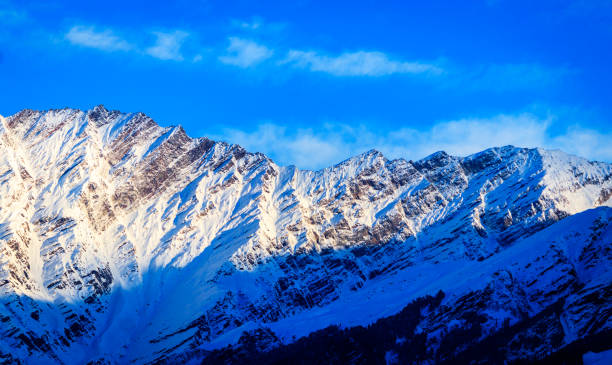 vue de dessus de l’himalaya avec les rayons du soleil - remote alp snow glacier photos et images de collection