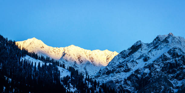vue de dessus de l’himalaya avec les rayons du soleil - remote alp snow glacier photos et images de collection