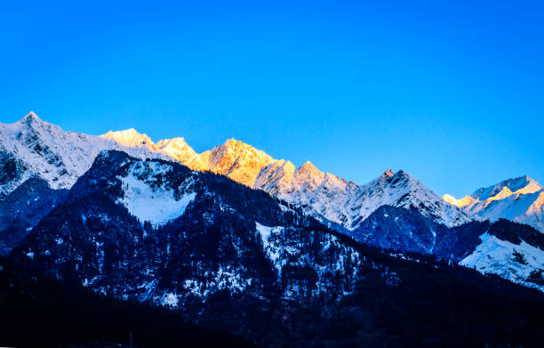 vue de dessus de l’himalaya avec les rayons du soleil - remote alp snow glacier photos et images de collection