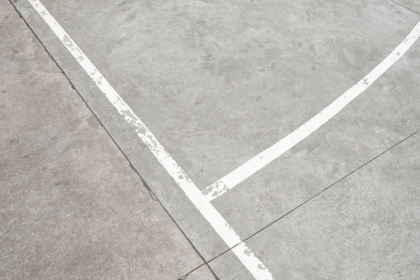 белые лини�и на бетонном полу - винтажный спортивный фон - gray line horizontal outdoors urban scene стоковые фото и изображения