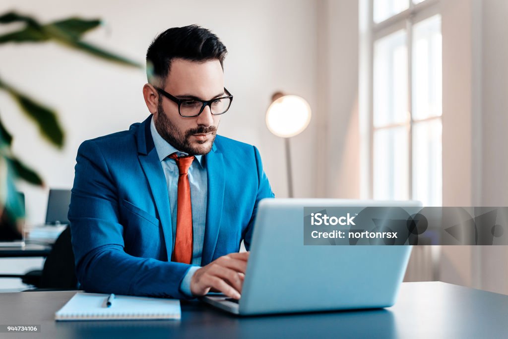 Junge Unternehmer arbeiten mit Laptop im modernen Büro. - Lizenzfrei Laptop benutzen Stock-Foto