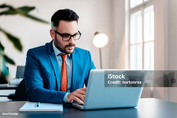 Junge Unternehmer Arbeiten Mit Laptop Im Modernen Büro Stockfoto und mehr Bilder von Laptop benutzen