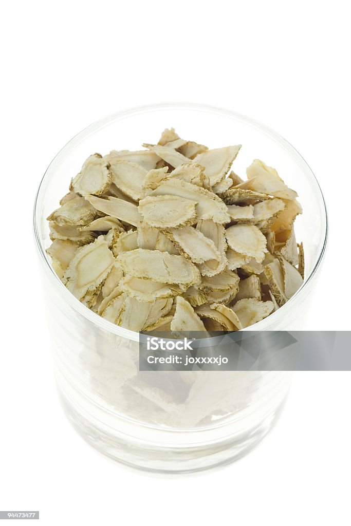La medicina tradizionale cinese-affettato ginseng - Foto stock royalty-free di Fetta