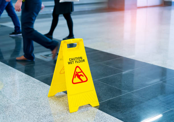attenzione pavimento bagnato - floor wet slippery danger foto e immagini stock