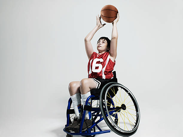 junior rotelle giocatore di basket - basket su sedia a rotelle foto e immagini stock
