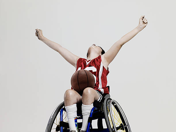 joueur de basket-ball junior accessible en fauteuil roulant - child celebration cheering victory photos et images de collection