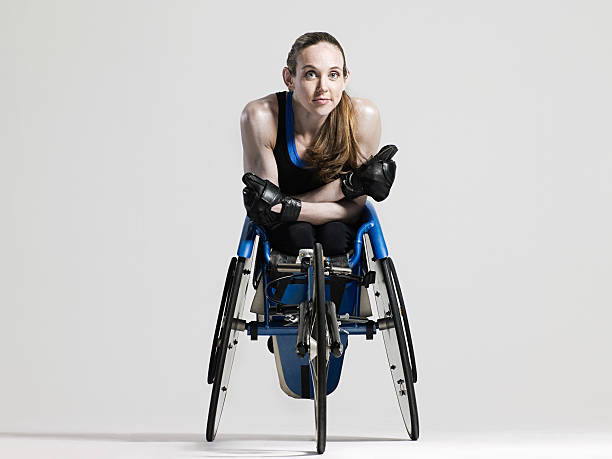 mujer atleta para silla de ruedas - woman athlete fotografías e imágenes de stock