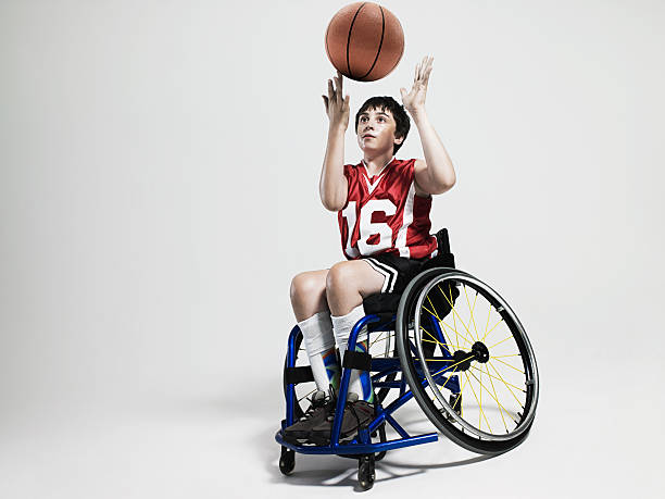 joueur de basket-ball junior accessible en fauteuil roulant - sports en fauteuil roulant photos et images de collection