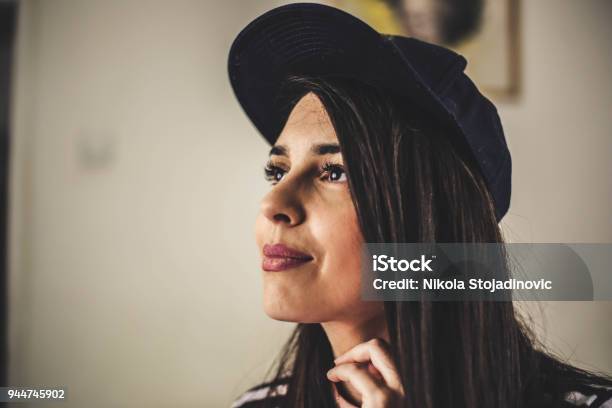 Una Feliz Niña Con Sombrero Foto de stock y más banco de imágenes de 2015 - 2015, A la moda, Adolescente