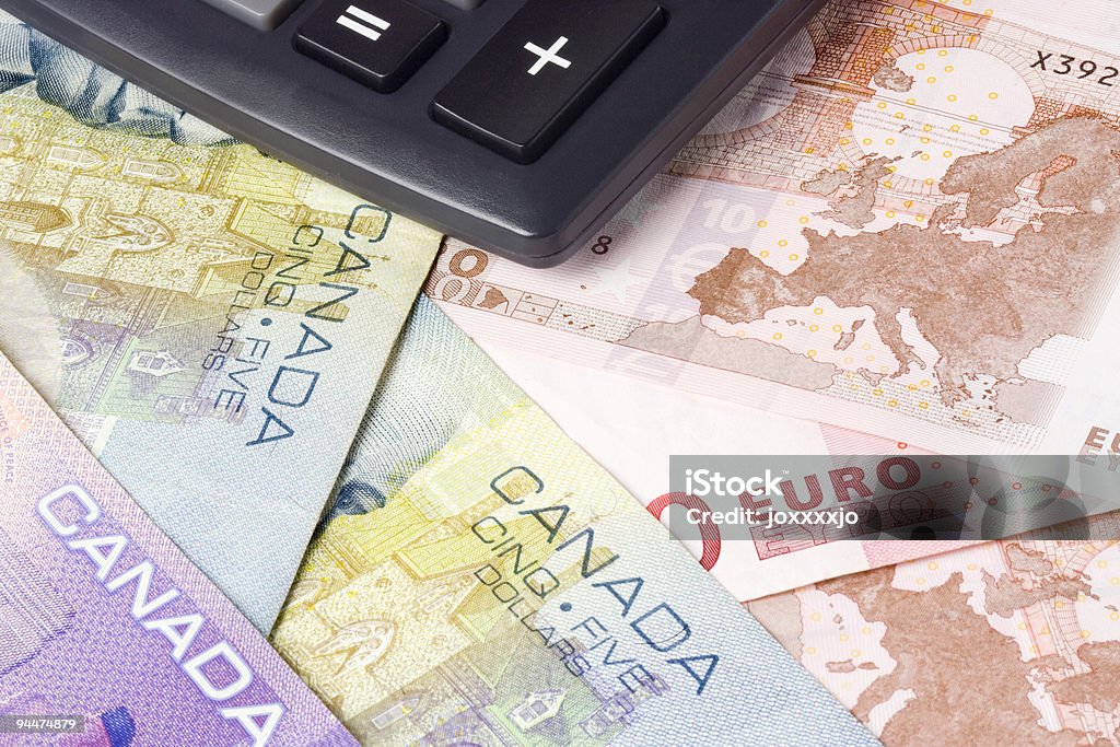 Câmbio estrangeiro canadense e Euro moeda par com Calculadora - Foto de stock de Dólar canadense royalty-free