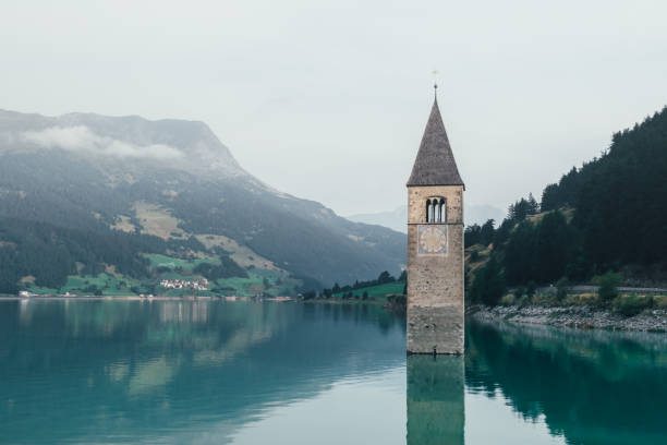 bela vista do lago de resia - lake mountain north tirol austria - fotografias e filmes do acervo