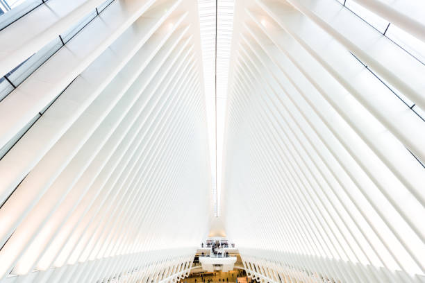 persone nel centro di trasporto oculus presso la stazione della metropolitana world trade center di new york, pendolarismo, piattaforma, simmetria futuristica - fulton market foto e immagini stock