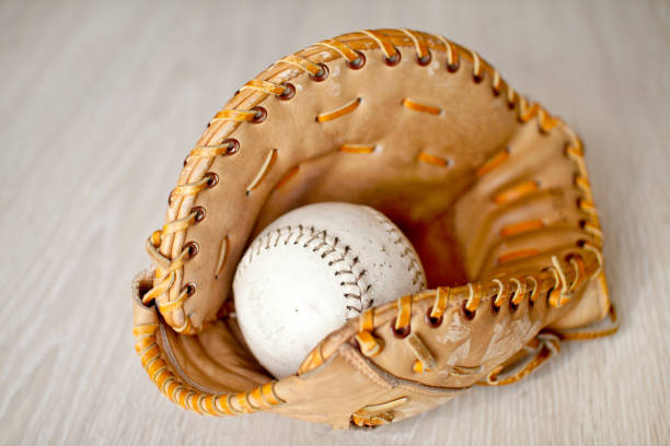 야구, 야구 글러브를 사용 하는 오래 된 - 2609 뉴스 사진 이미지