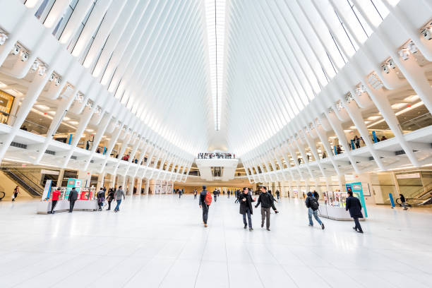 personnes en plaque tournante du transport l’oculus au world trade center nyc subway station, permutent, marchant sur le plancher de la salle - subway station subway train new york city people photos et images de collection