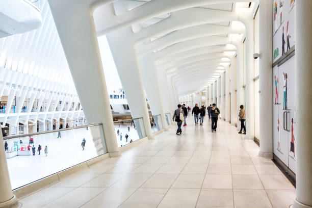 persone che camminano nel passaggio nel centro di trasporto di oculus alla stazione della metropolitana world trade center di new york - fulton market foto e immagini stock