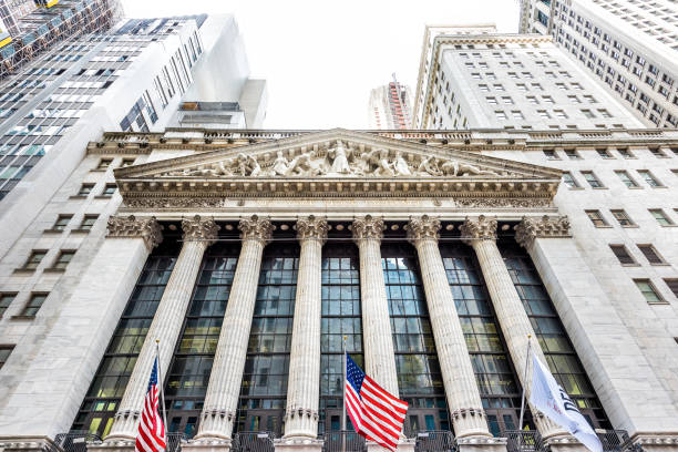 wall street, nyse börsengebäude eingang in nyc-manhattan zu senken, bankenviertel innenstadt, spalte architektur, amerikanische flaggen - wall street new york stock exchange american flag manhattan financial district stock-fotos und bilder