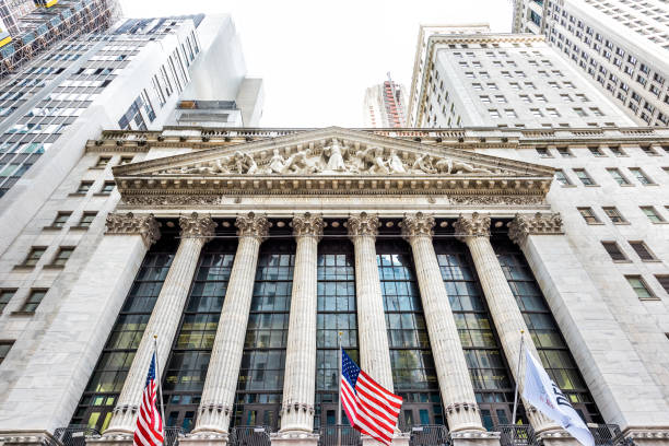 wall street, nyse stock exchange building entrance in nyc manhattan lower financial district downtown, column architecture, american flags - wall street new york stock exchange stock exchange street imagens e fotografias de stock