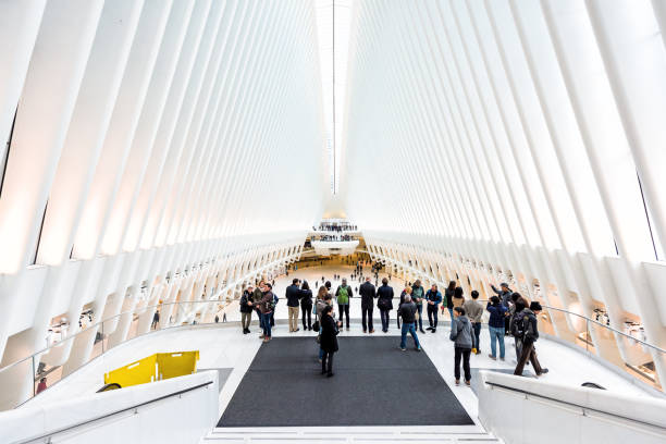 persone nel centro di trasporto oculus alla stazione della metropolitana world trade center di new york, pendolari, molte affollate piattaforme crowd hall - fulton market foto e immagini stock