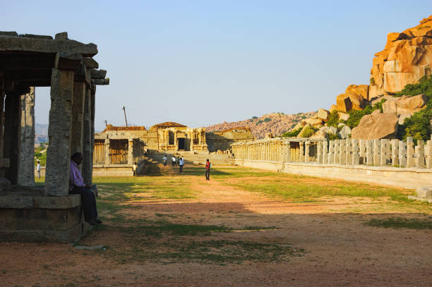 i turisti visitano il tempio di vitthala ad hampi, in india - indian ethnicity traditional culture architecture karnataka foto e immagini stock