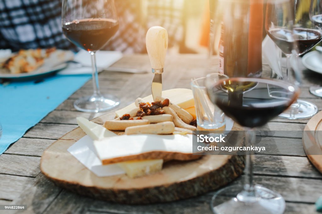 Amigos bebendo vinho - Foto de stock de Queijo royalty-free