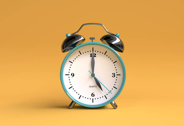 antigo relógio despertador em fundo amarelo - renderização de ilustração 3d - 05:00 - number 1 oclock single object clock - fotografias e filmes do acervo