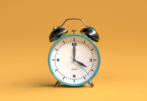 antigo relógio despertador em fundo amarelo - renderização de ilustração 3d 04:00 - number 1 oclock single object clock - fotografias e filmes do acervo