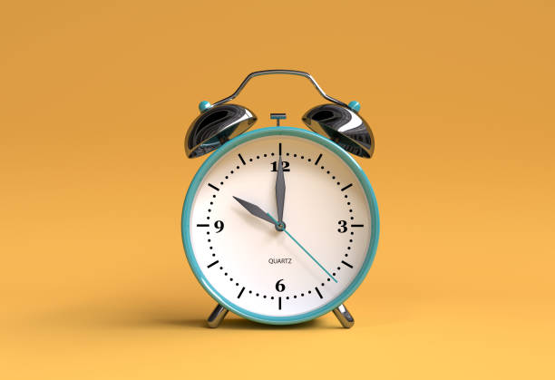 antigo relógio despertador em fundo amarelo - renderização de ilustração 3d - 10:00 - number 1 oclock single object clock - fotografias e filmes do acervo