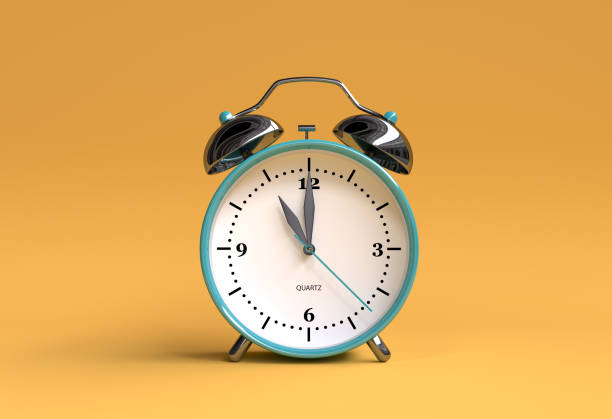 antigo relógio despertador em fundo amarelo - renderização de ilustração 3d - 11:00 - number 1 oclock single object clock - fotografias e filmes do acervo