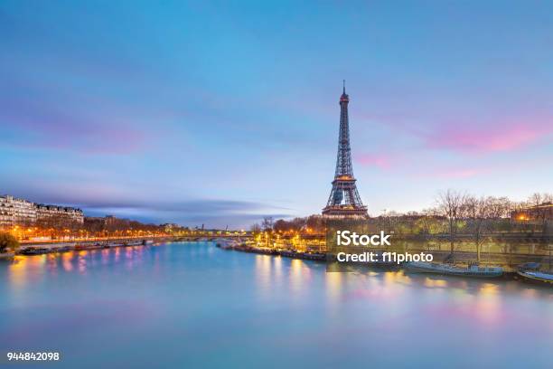 Foto de A Torre Eiffel E O Rio Sena No Crepúsculo Em Paris e mais fotos de stock de Paris