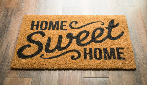 home dolce casa welcome mat sul pavimento - welcome sign doormat greeting floor mat foto e immagini stock