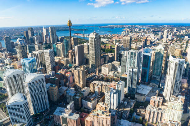 vista aérea de sydney central business district, com arranha-céus em dia ensolarado - sydney australia skyline city panoramic - fotografias e filmes do acervo