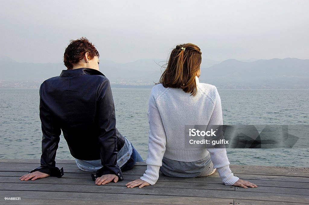 Dois amigos assistindo o mar - Foto de stock de Adolescente royalty-free